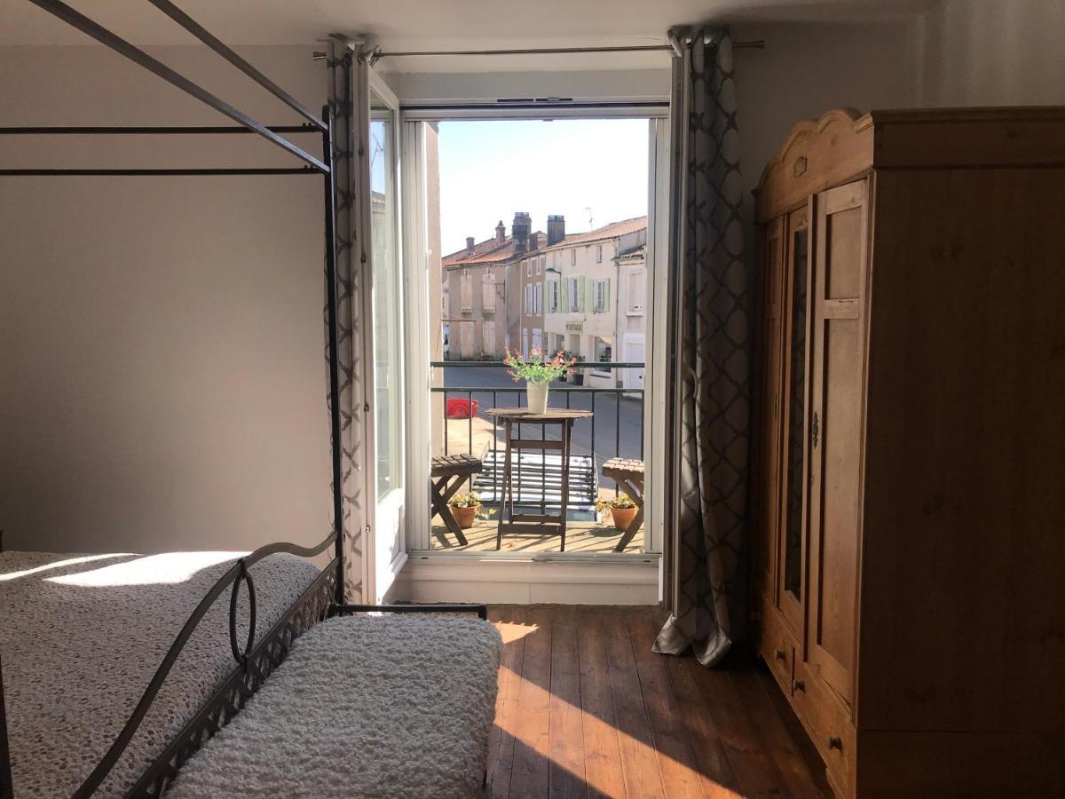 Le Petit Maison Villa Montembœuf Екстериор снимка